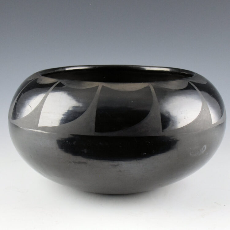 Martinez, Maxamiliana "Anna" - Large Bowl with Feather Designs (1930's)