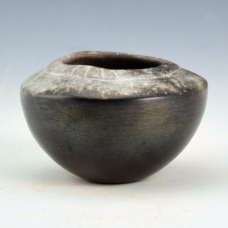 Stevens, Jacquie - Small Black-and-White Bowl with Carved Rim (1990s) - Image 2