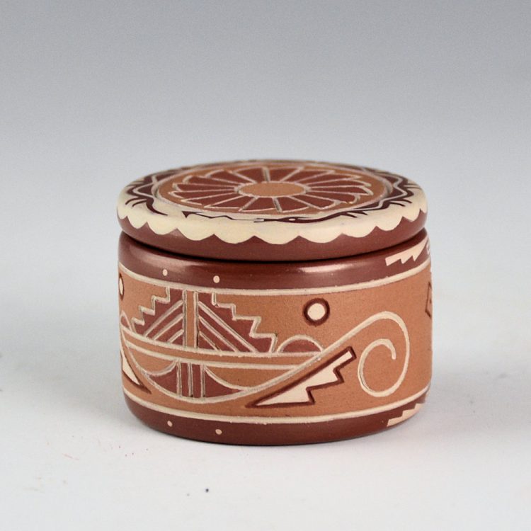 Curran, Dolores - Small Round Box with Feather Design Lid - Image 4