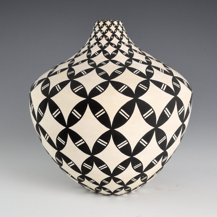 Torivio, Dorothy - Tall Jar with Yucca Design (1980s) - Image 4