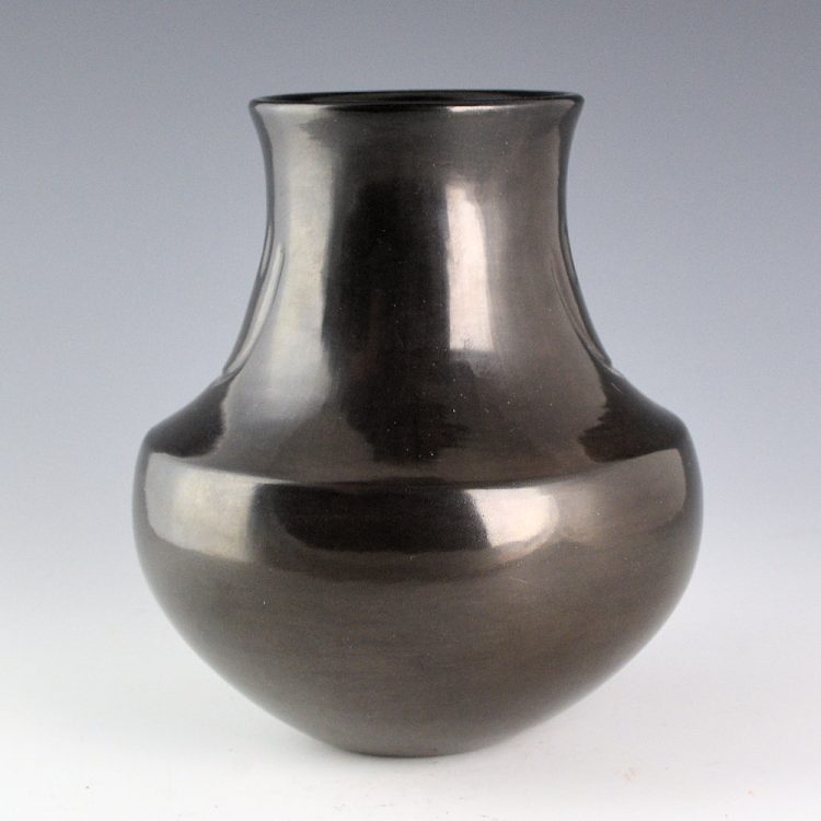 Garcia, Tina - Water Jar with Sharp Shoulder and Bear Paws (1990s) - Image 3