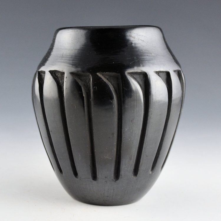 Naranjo, Glenda - Jar with 16 Carved Feathers