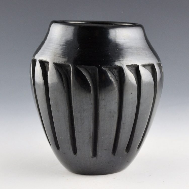 Naranjo, Glenda - Jar with 16 Carved Feathers - Image 2