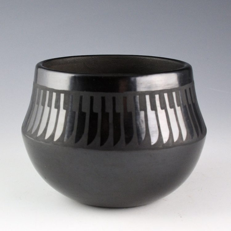Naranjo, Florence Aguilar - Bowl with 56 Feathers (1980s)