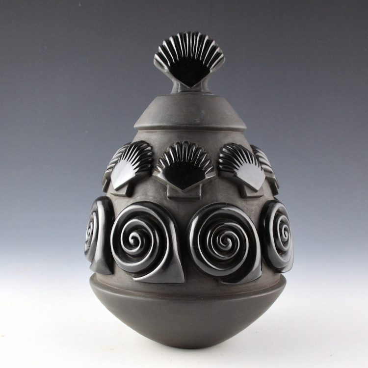 Youngblood, Nancy - Jar with 16 Carved Shells and Shell Lid (1995)