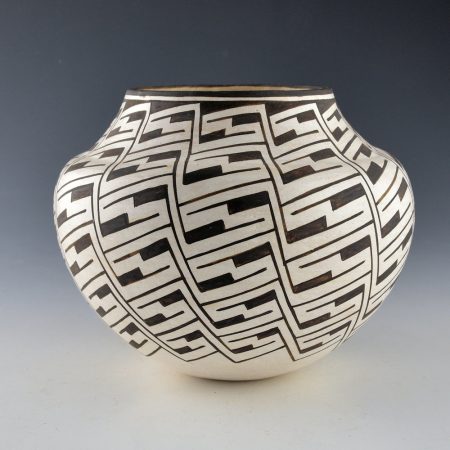 Chino, Grace - Jar with Interlocking Lightning Design (1960s)