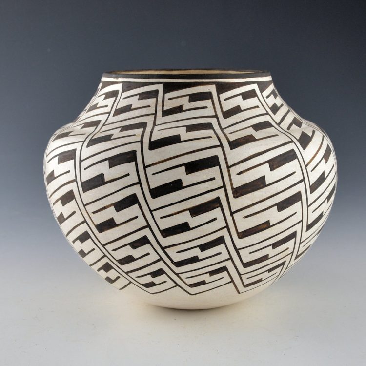 Chino, Grace - Jar with Interlocking Lightning Design (1960s)