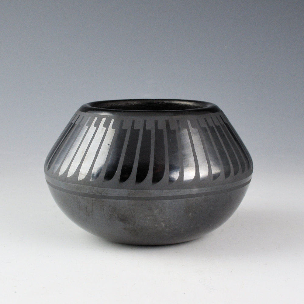 Blue Corn - Black Jar with 47 Feathers (1970s) - Image 3