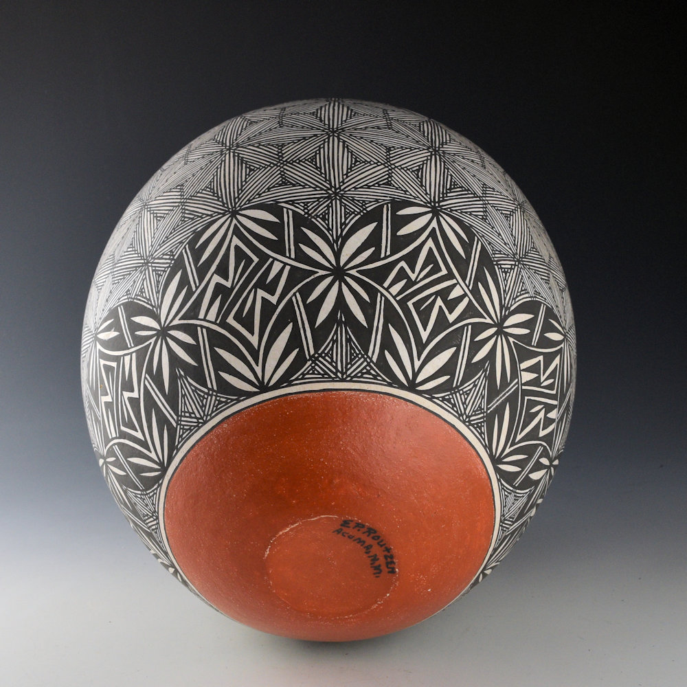 Routzen, Elsie P. - 11" Tall Large Jar with Butterflies and Interlocking Stars (1980s) - Image 4