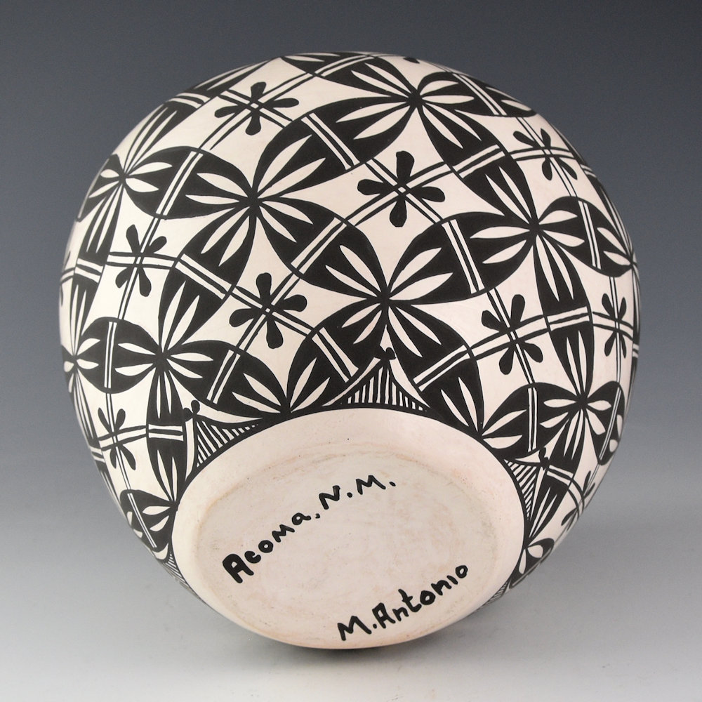 Antonio, Mildred - Jar with Interlocking Butterflies - Image 5