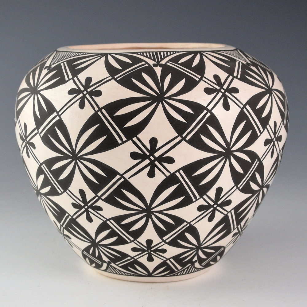 Antonio, Mildred - Jar with Interlocking Butterflies - Image 3