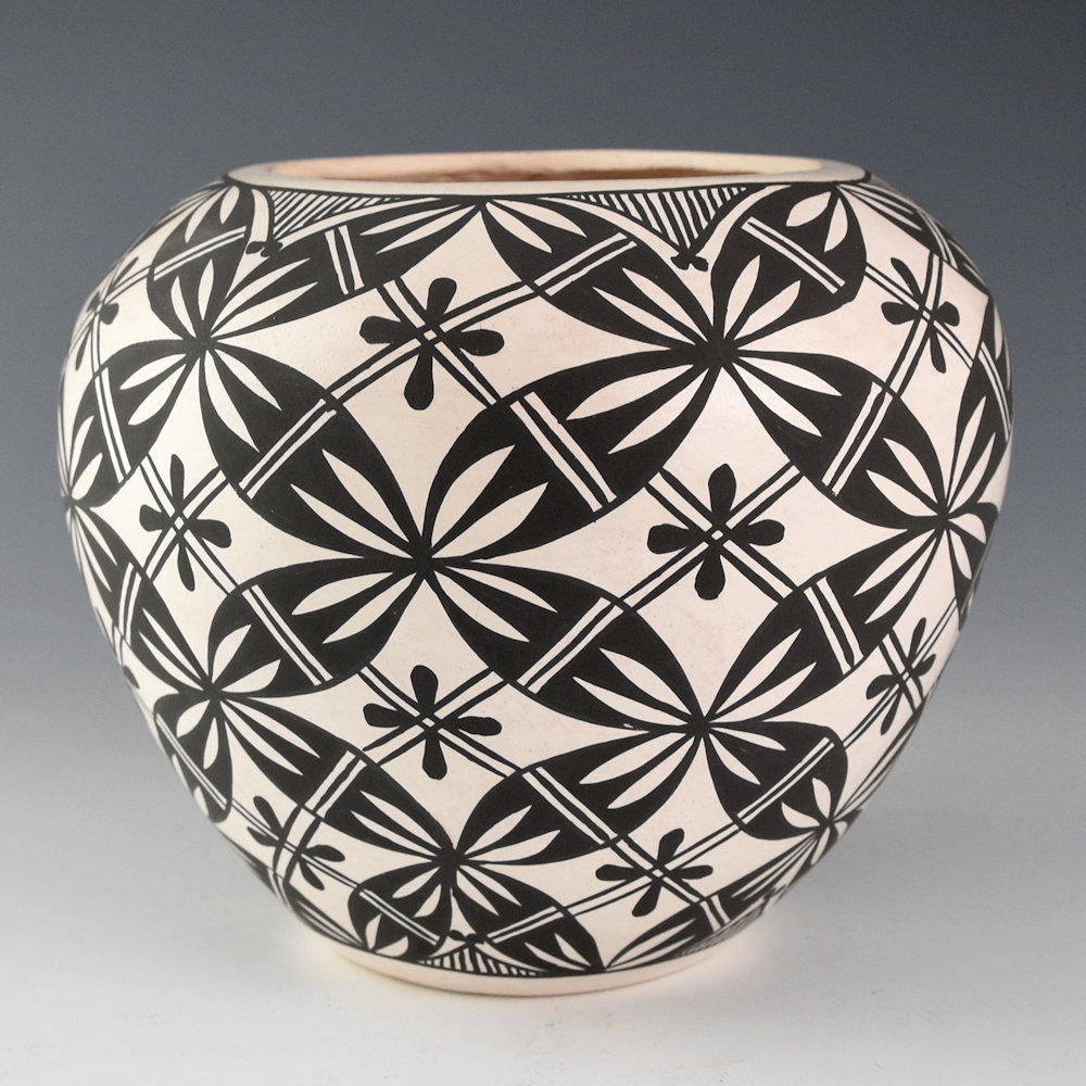 Antonio, Mildred - Jar with Interlocking Butterflies - Image 2