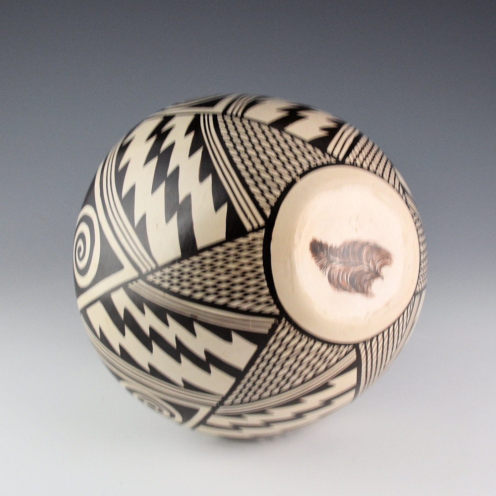 Naha, Helen "Feather Woman" - 10" Tall Awatovi Star Design Jar (1970's) - Image 4