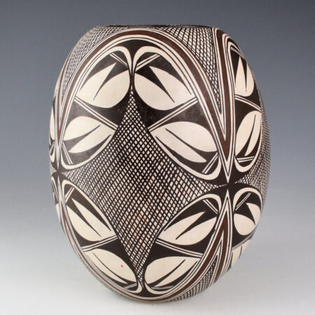 Naha, Sylvia - Awatovi Star and and Fine-Line Bird Wing Designs (1980s)