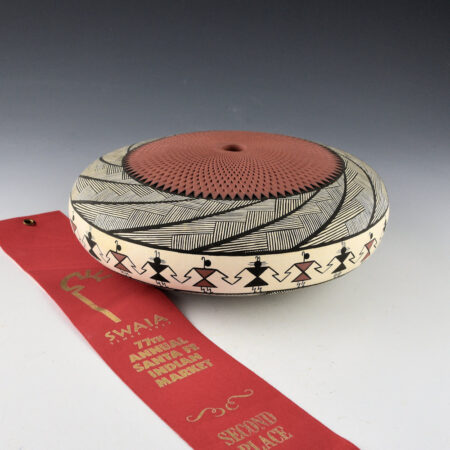 Roy-Keene, Adrianne - Large Corrugated Seedpot with Figures, Fine-lines (1998) Ribbon