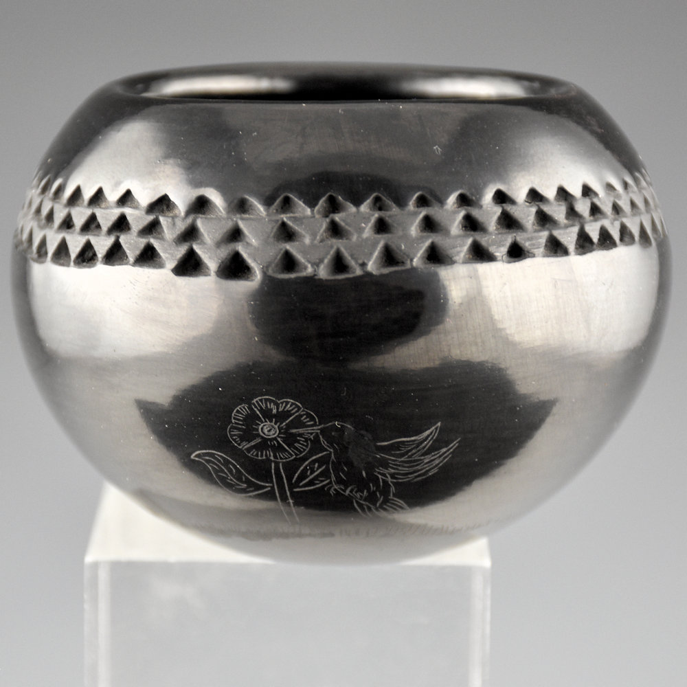 Tafoya , Lucy Year Flower - Bowl with Corrugated Band and Etched Hummingbird (1970s) - Image 2