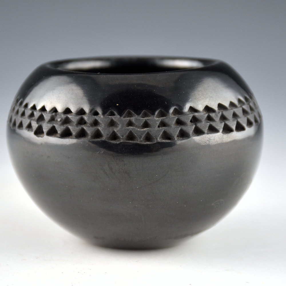 Tafoya , Lucy Year Flower - Bowl with Corrugated Band and Etched Hummingbird (1970s) - Image 5