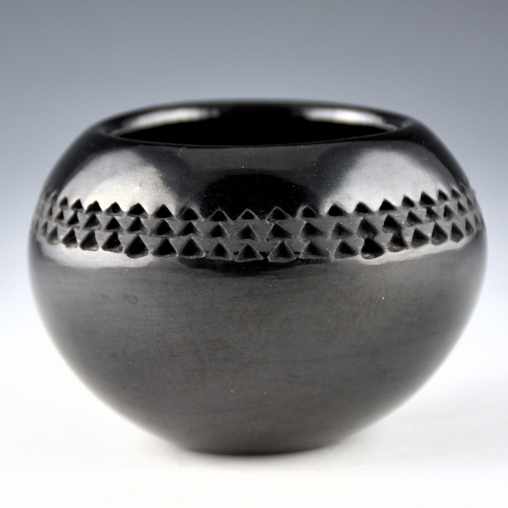 Tafoya , Lucy Year Flower - Bowl with Corrugated Band and Etched Hummingbird (1970s) - Image 4