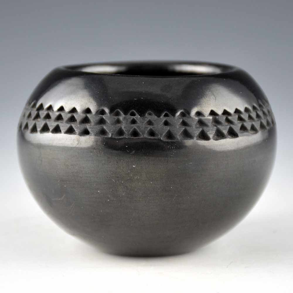 Tafoya , Lucy Year Flower - Bowl with Corrugated Band and Etched Hummingbird (1970s) - Image 3