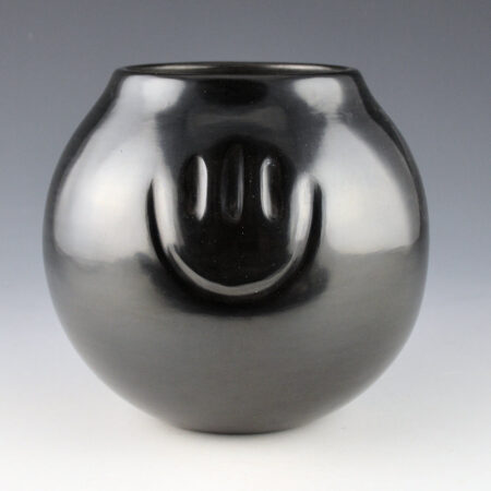 Garcia, Tina - Small Storage Jar with Three Bear Paws (1991)