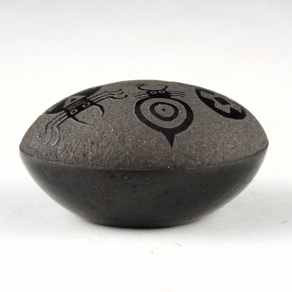 Lonewolf, Joseph - Mini Black Seedpot with Five Mimbres Insects (1978) - Image 4