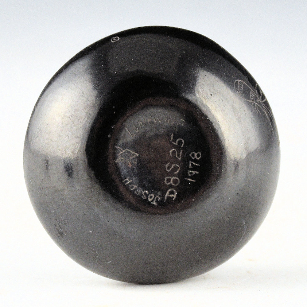 Lonewolf, Joseph - Mini Black Seedpot with Five Mimbres Insects (1978) - Image 3