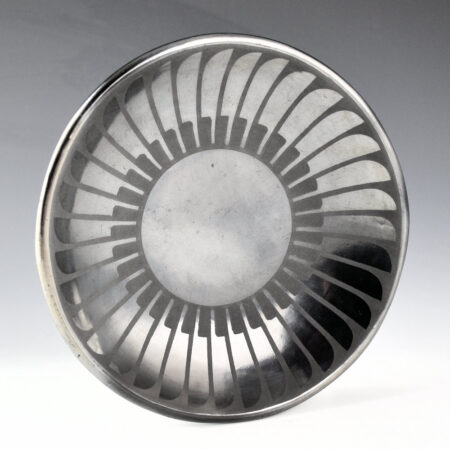 Alternative view of Martinez, Maria - Gunmetal Plate with 35 Feathers "Maria + Popov 368i" (1968)