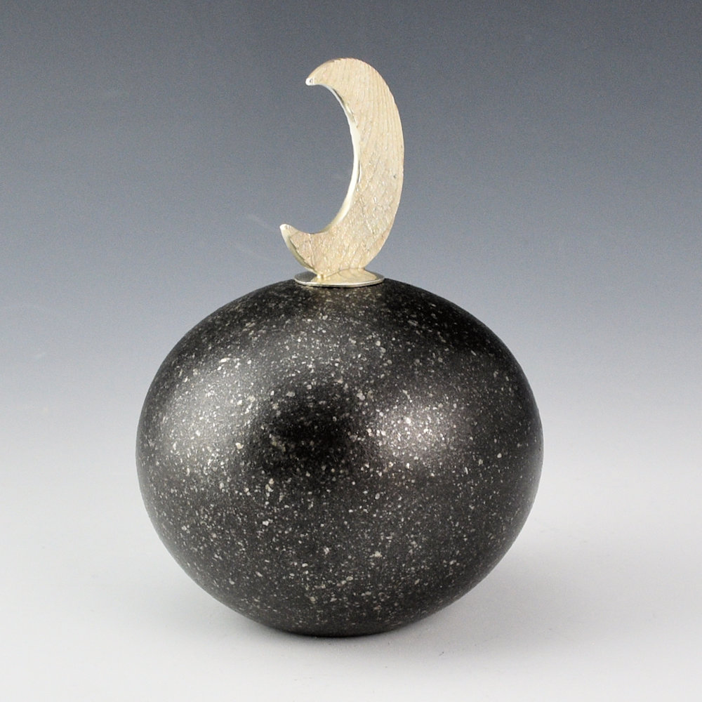 Duwyenie, Preston - Silver Crescent Moon Lid Black Micaceous Seedpot - Image 3