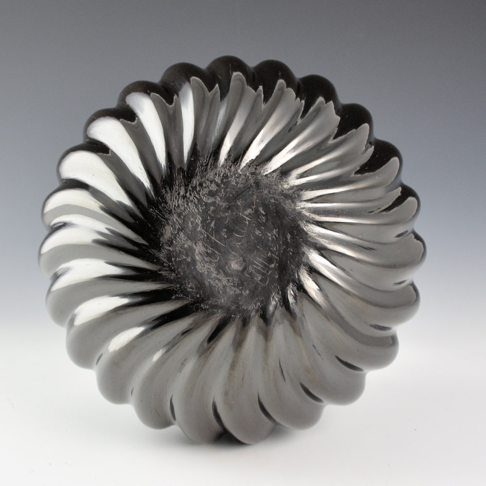 Komalestewa, Alton - Wide Shoulder 23 Swirling Rib Melon Jar (1990s) - Image 5