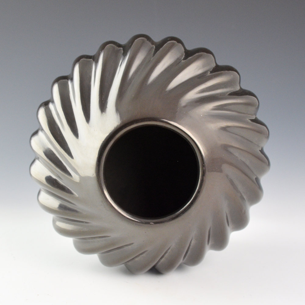 Komalestewa, Alton - Wide Shoulder 23 Swirling Rib Melon Jar (1990s) - Image 2