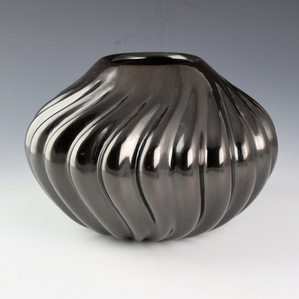 Komalestewa, Alton - Wide Shoulder 23 Swirling Rib Melon Jar (1990s) - Image 3