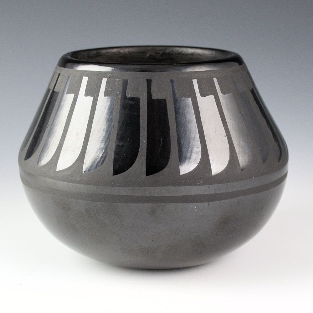 Blue Corn - Black Jar with 29 Feathers (1970s) - Image 3