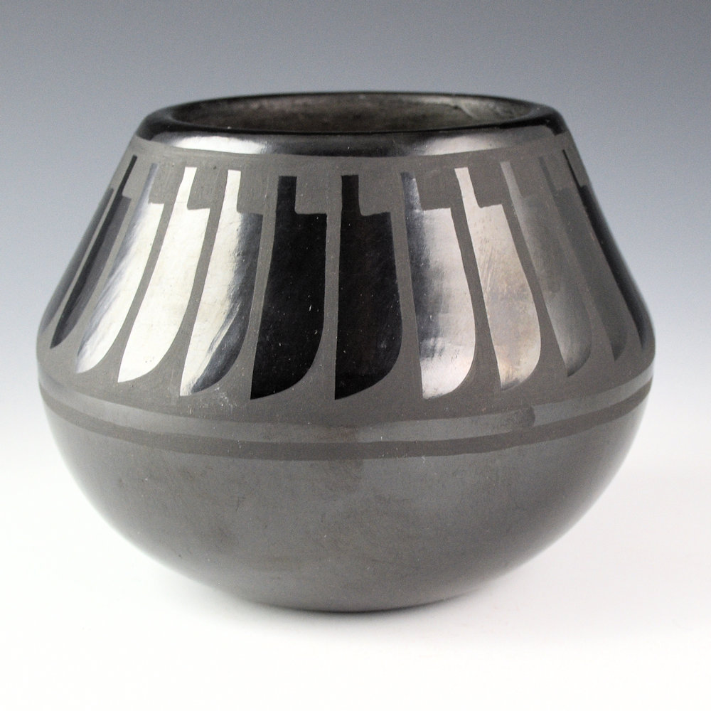 Blue Corn - Black Jar with 29 Feathers (1970s) - Image 4
