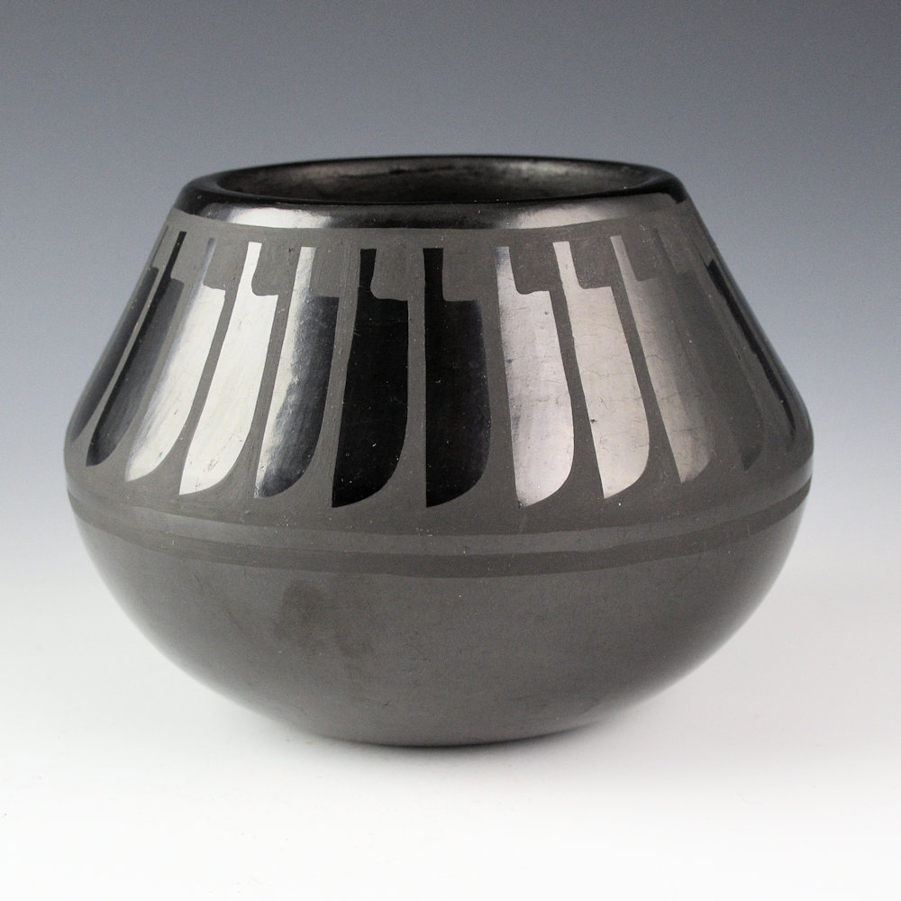 Blue Corn - Black Jar with 29 Feathers (1970s) - Image 2