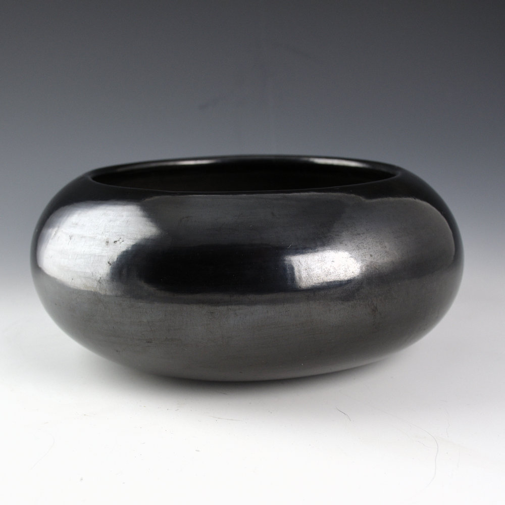 Martinez, Maria - 8.5" Wide Plainware Bowl "Maria Poveka", 1960 - Image 4