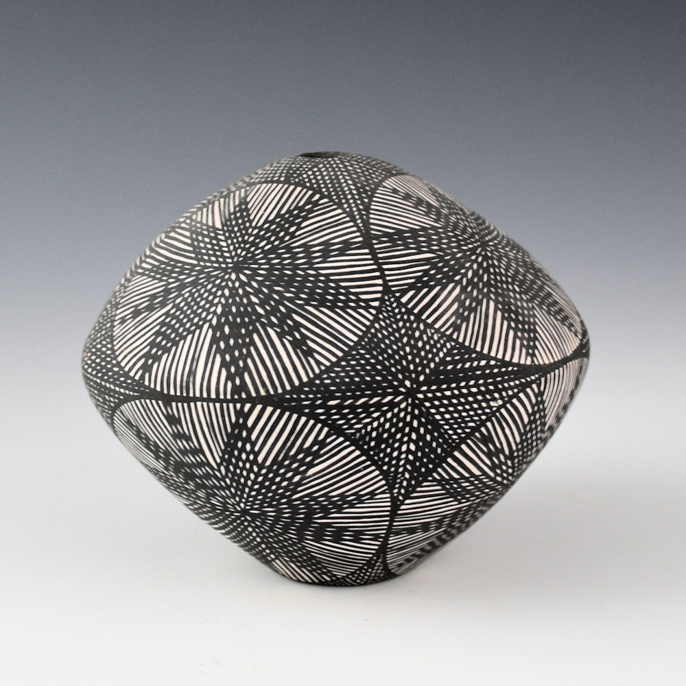 Victorino, Sandra - Seedpot with Eight Star Designs