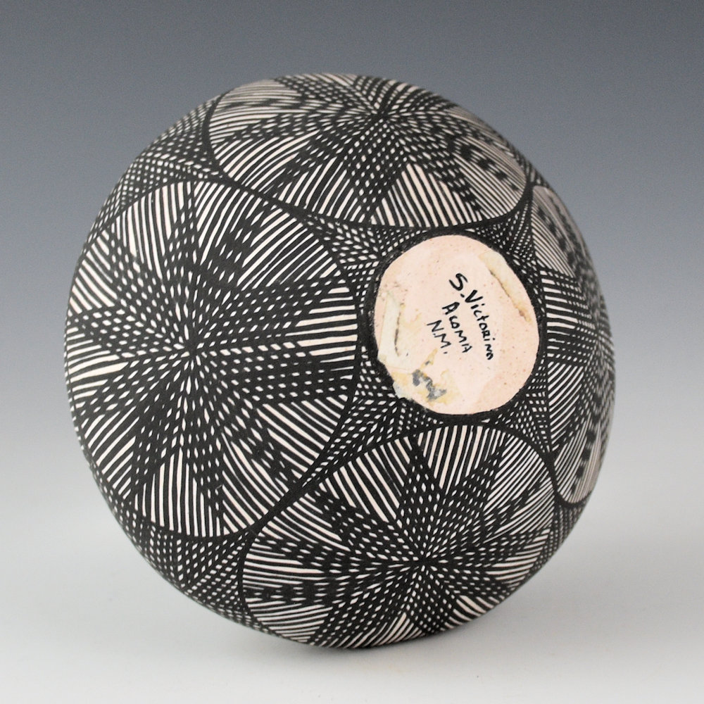 Victorino, Sandra - Seedpot with Eight Star Designs - Image 4