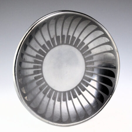 Alternative view of Martinez, Maria - Gunmetal Plate with 38 Feathers "Maria + Popov 1268" (1968)