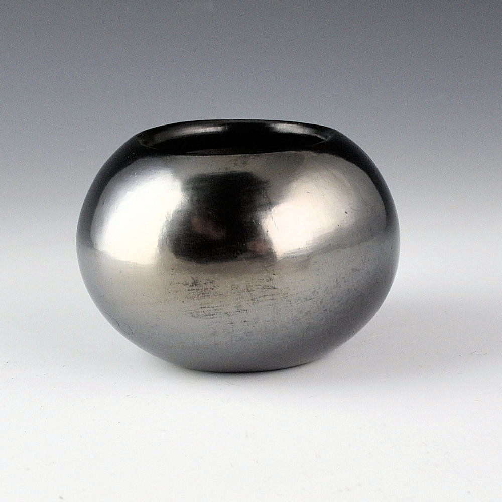Martinez, Maria - Plainware Gunmetal Bowl "Maria Poveka 762"