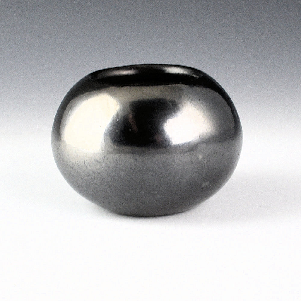 Martinez, Maria - Plainware Gunmetal Bowl "Maria Poveka 762" - Image 2