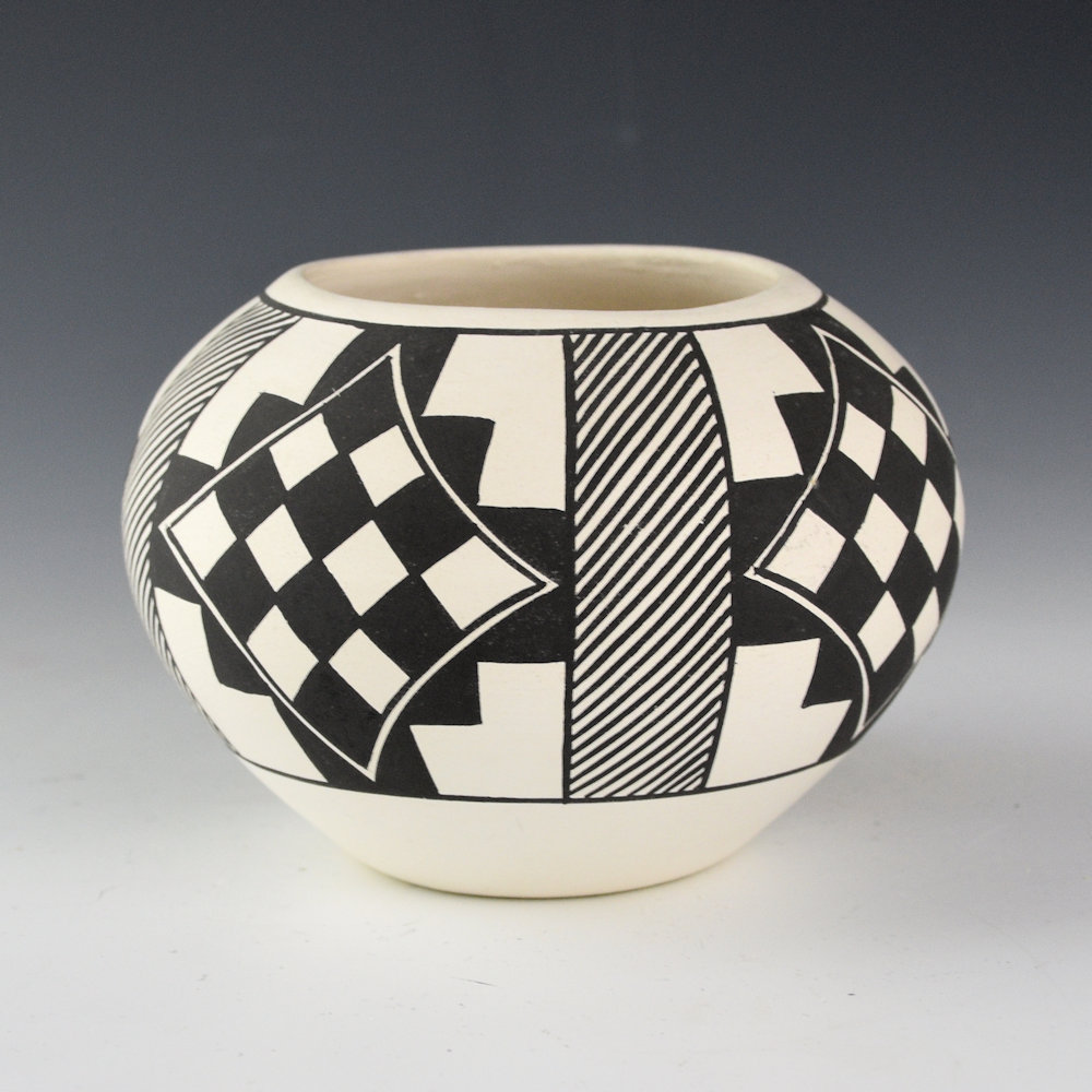 Chavez, Clara Histia - Bowl with Star Design (1970s) - Image 2