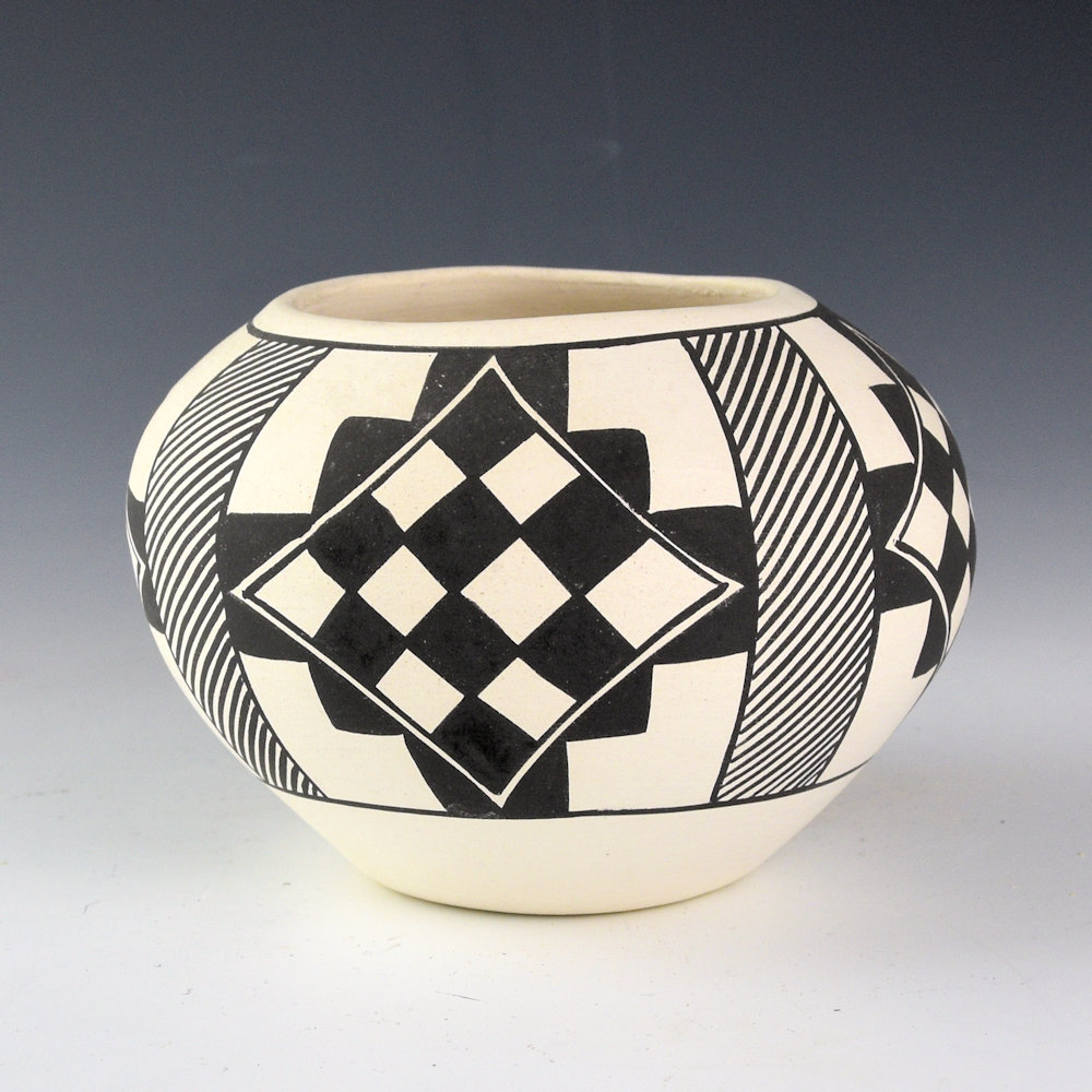 Chavez, Clara Histia - Bowl with Star Design (1970s) - Image 3
